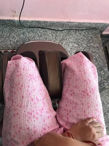 फुट मसाज से जुड़ा चित्र